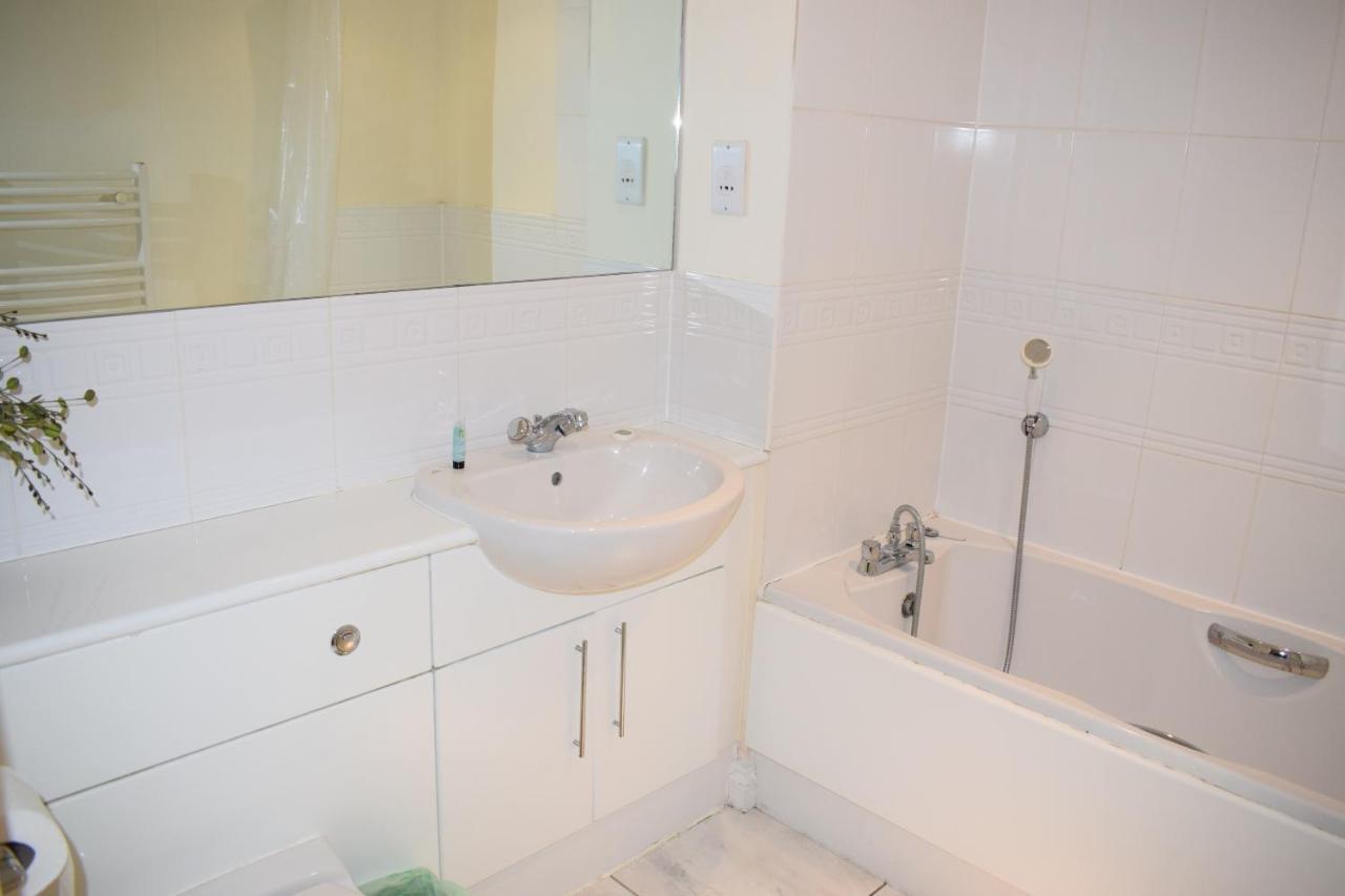 2 Bedroom & 2 Bathroom Apartment - Tca58 واتفورد المظهر الخارجي الصورة
